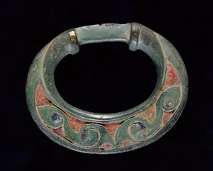 Rein ring (terret), IJzertijd (gegoten brons met rood en blauw glas inleg)